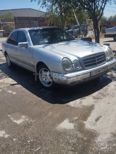 Mercedes E 230