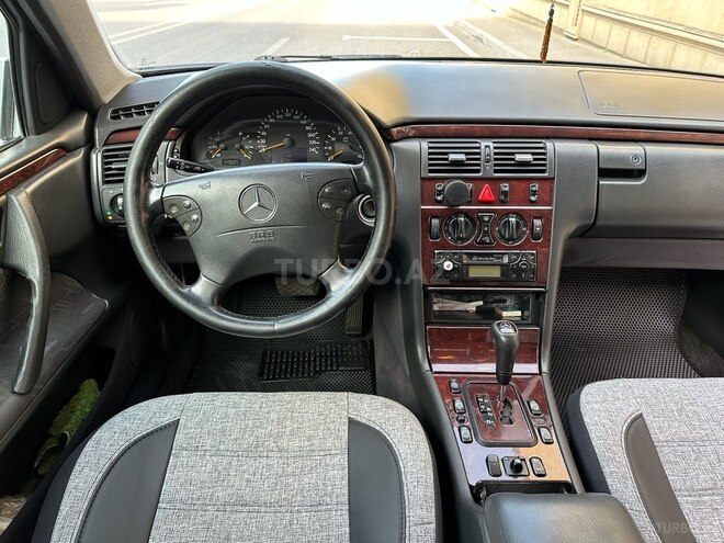 Mercedes E 240