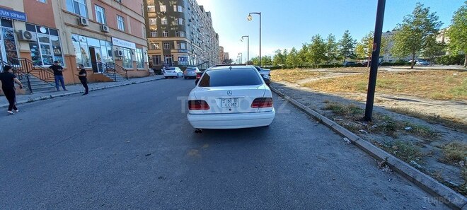 Mercedes E 240