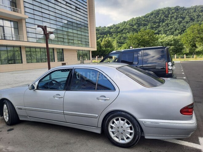 Mercedes E 240