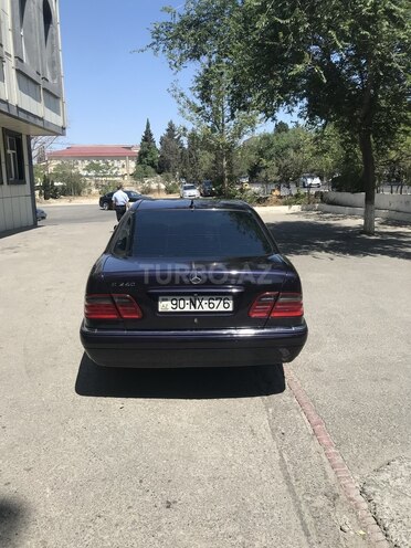 Mercedes E 240