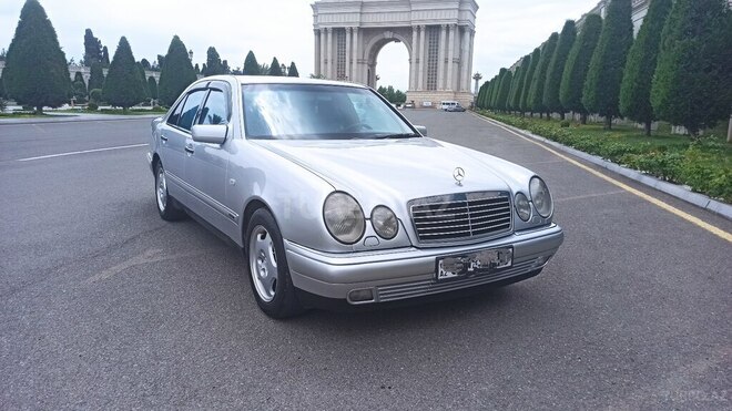 Mercedes E 240