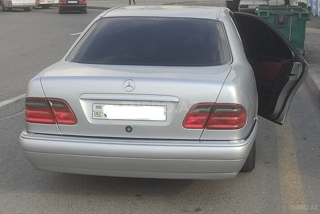 Mercedes E 230