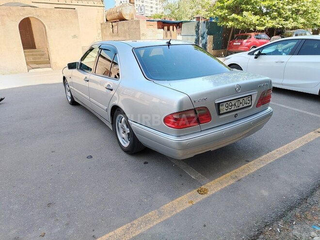 Mercedes E 230