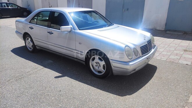 Mercedes E 240