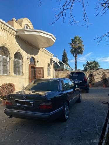 Mercedes E 220 1995, 250,000 km - 2.2 l - Bakı