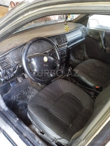 Opel Vectra 1996, 250,000 km - 1.6 l - Qax