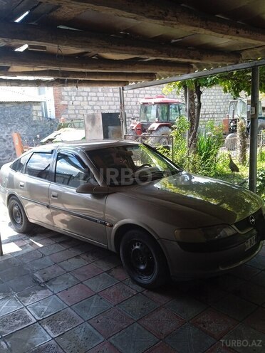Opel Vectra 1996, 250,000 km - 1.6 l - Qax