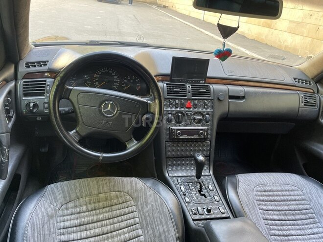 Mercedes E 240 1999, 214,000 km - 2.4 l - Bakı