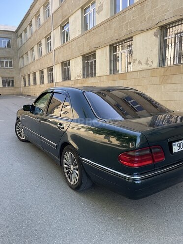 Mercedes E 240 1999, 214,000 km - 2.4 l - Bakı