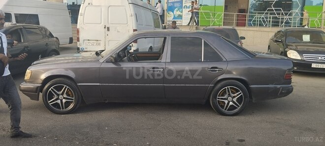 Mercedes E 220 d 1992, 220,560 km - 2.2 l - Bakı