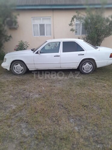 Mercedes E 230 1986, 350,000 km - 2.0 l - Astara