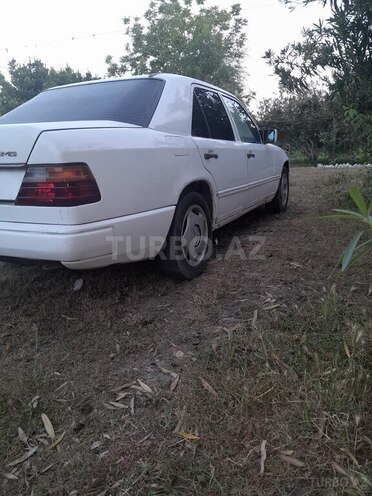 Mercedes E 230 1986, 350,000 km - 2.0 l - Astara