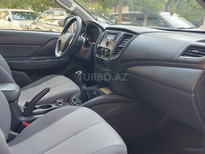 Mitsubishi L200-10