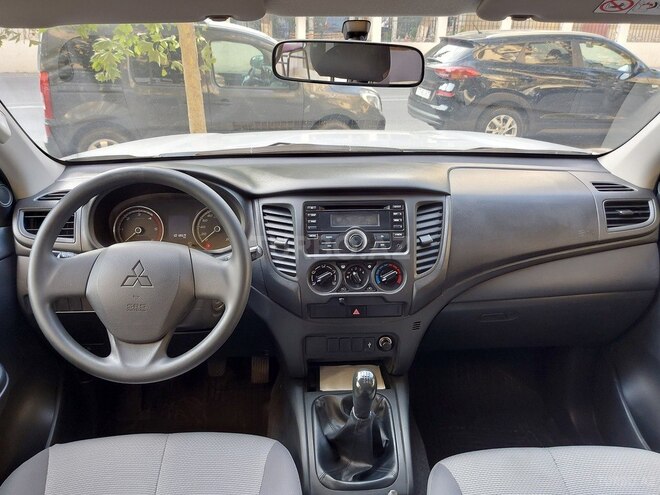 Mitsubishi L200-9