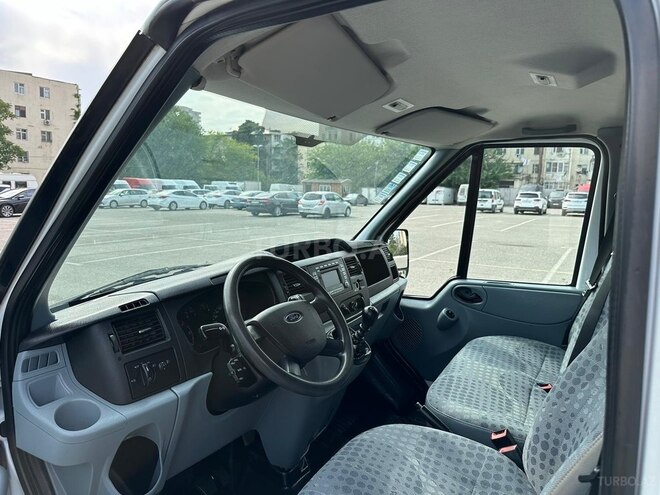 Ford Transit-13