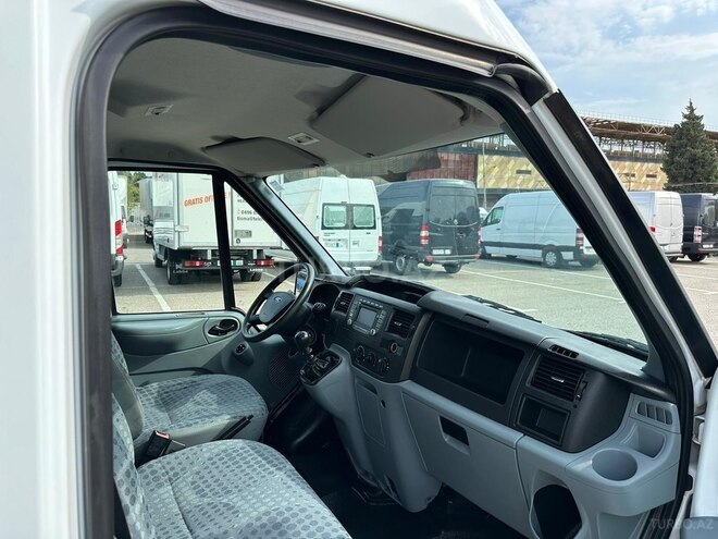 Ford Transit-12