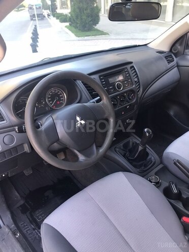 Mitsubishi L200-10