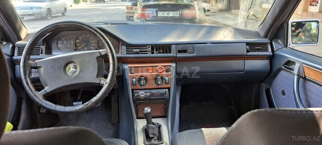Mercedes E 250 1991, 153,000 km - 2.5 l - Qazax