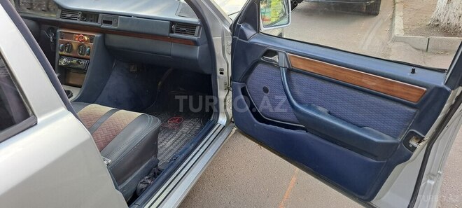Mercedes E 250 1991, 153,000 km - 2.5 l - Qazax
