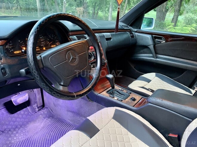 Mercedes E 230 1996, 312,000 km - 2.3 л - Qazax