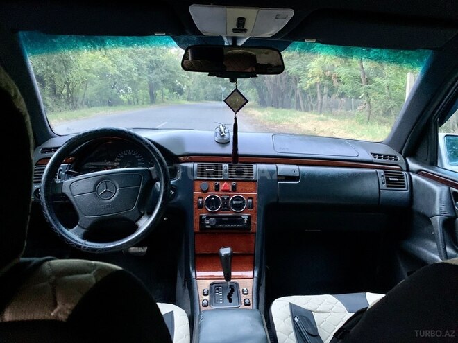 Mercedes E 230 1996, 312,000 km - 2.3 л - Qazax
