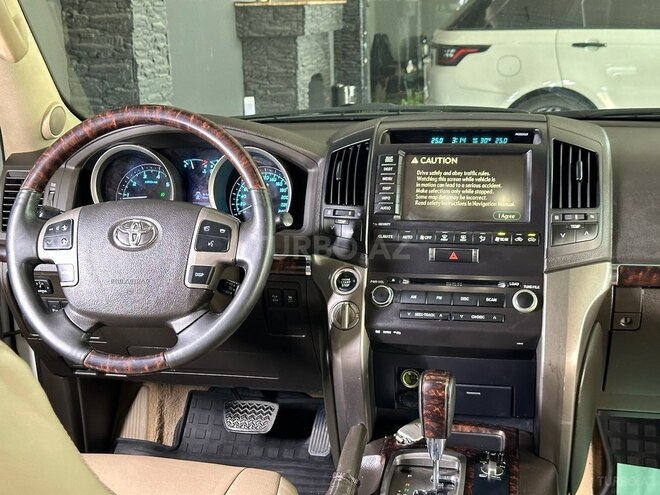 Toyota Land Cruiser-13