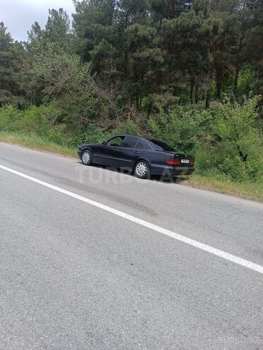 Mercedes E 270 2001, 440,000 km - 2.7 l - Qəbələ