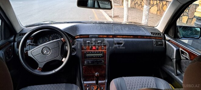 Mercedes E 240 1999, 328,100 km - 2.4 l - Göygöl