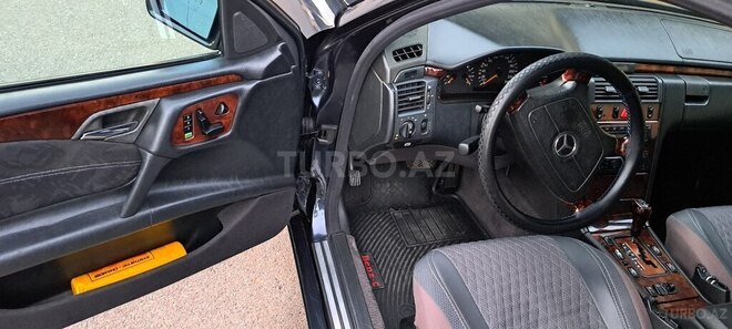 Mercedes E 240 1999, 328,100 km - 2.4 l - Göygöl
