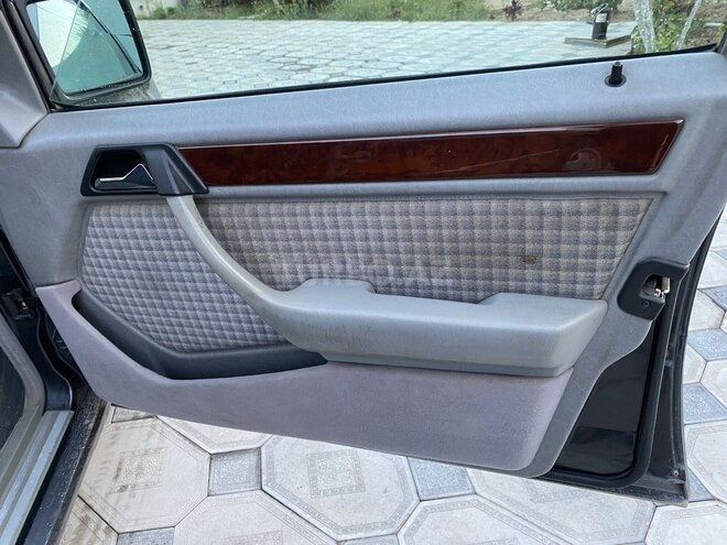 Mercedes E 280 1995, 385,000 km - 2.8 l - Bakı