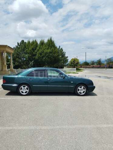 Mercedes E 240 1998, 350,000 km - 2.4 l - İsmayıllı