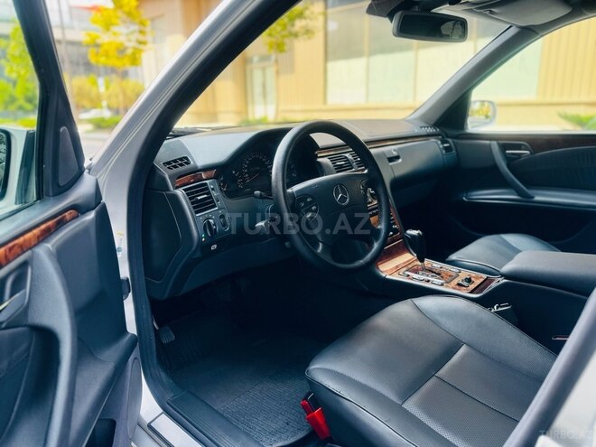 Mercedes E 270 2001, 409,585 km - 2.7 l - Bakı