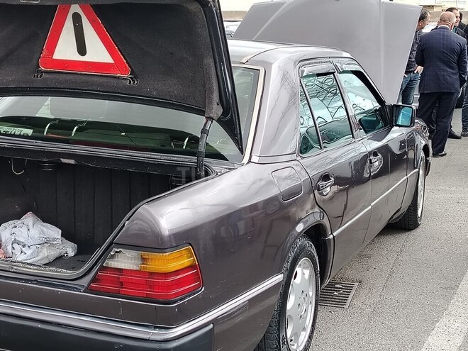 Mercedes E 200 1993, 400,000 km - 2.0 l - Bakı