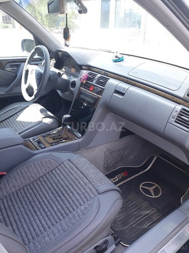 Mercedes E 240 2000, 560,478 km - 2.4 l - Saatlı
