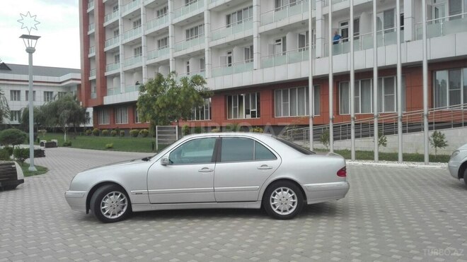 Mercedes E 240 2001, 312,956 km - 2.4 l - Naftalan