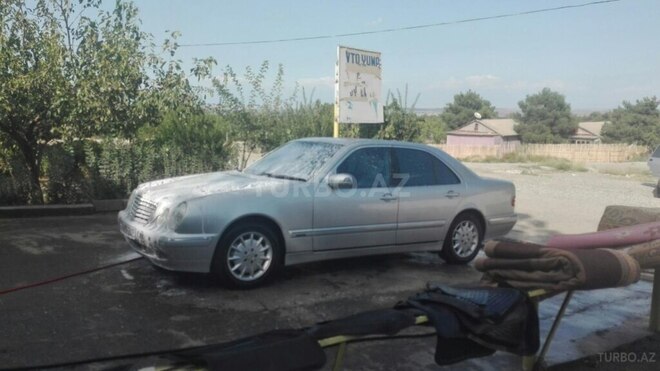 Mercedes E 240 2001, 312,956 km - 2.4 l - Naftalan