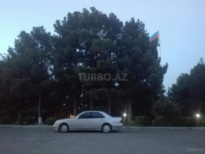 Mercedes E 240 2001, 312,956 km - 2.4 l - Naftalan