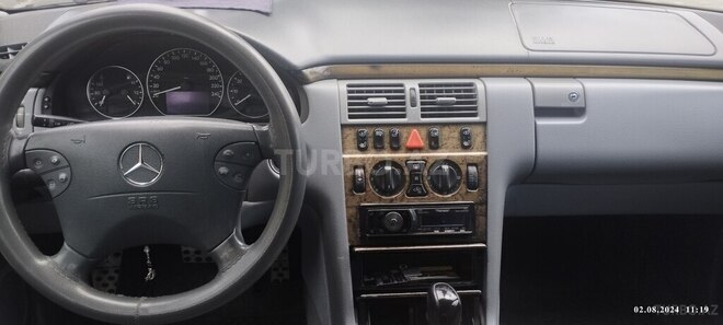Mercedes E 240 2001, 312,956 km - 2.4 l - Naftalan