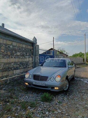 Mercedes E 240 2001, 312,956 km - 2.4 l - Naftalan