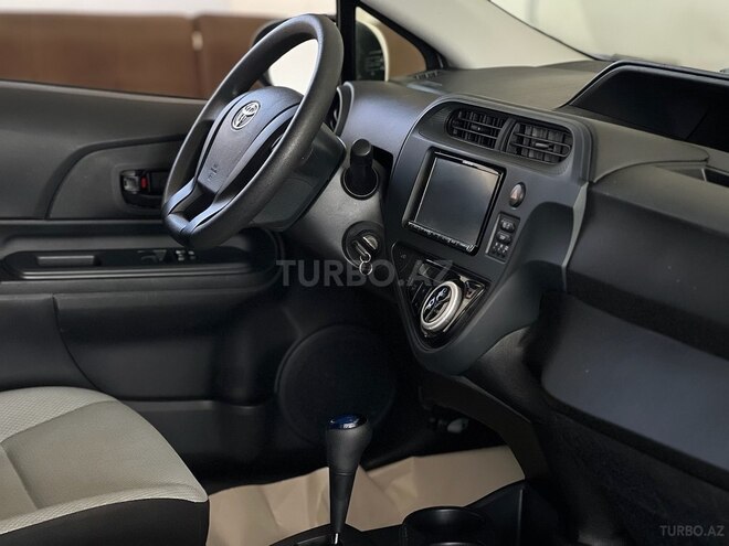 Toyota Aqua-12
