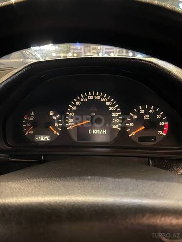 Mercedes E 320 1997, 299,000 km - 3.2 l - Bakı