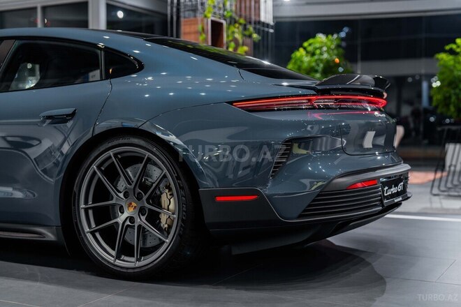 Porsche Taycan Turbo GT-8
