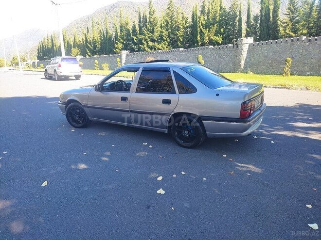 Opel Vectra 1995, 278,000 km - 1.8 л - Qax