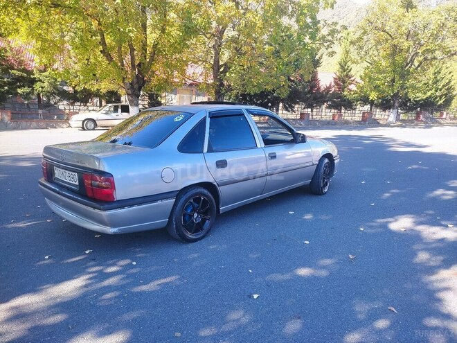 Opel Vectra 1995, 278,000 km - 1.8 л - Qax