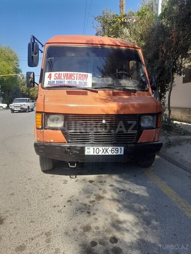 Mercedes 208 D 1990, 444,556 km - 2.3 l - Salyan