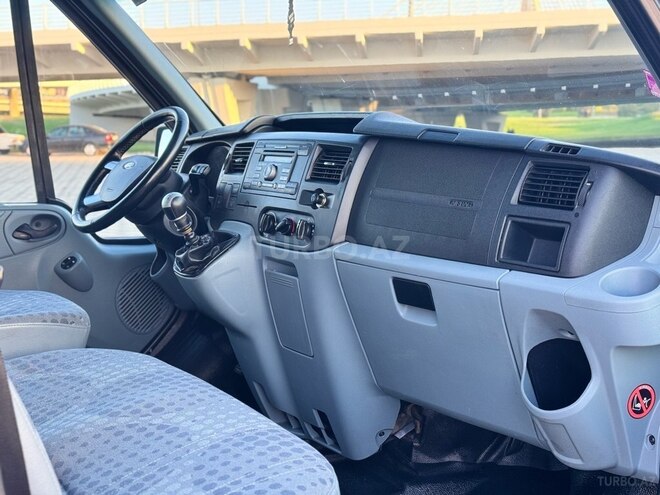 Ford Transit-12