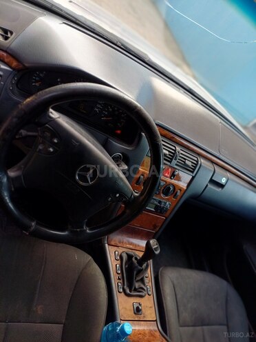 Mercedes E 200 1999, 280,000 km - 2.0 l - Sumqayıt