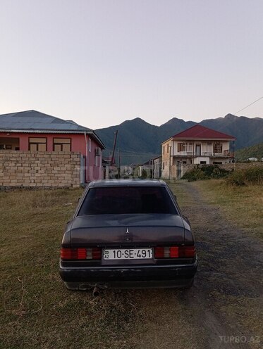 Mercedes 190 1992, 335,000 km - 2.0 l - Qax