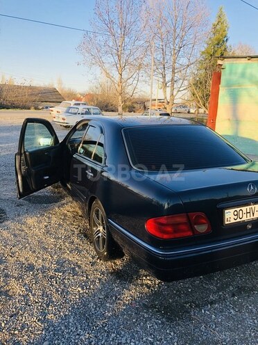 Mercedes E 230 1996, 506,000 km - 2.3 л - Yevlax